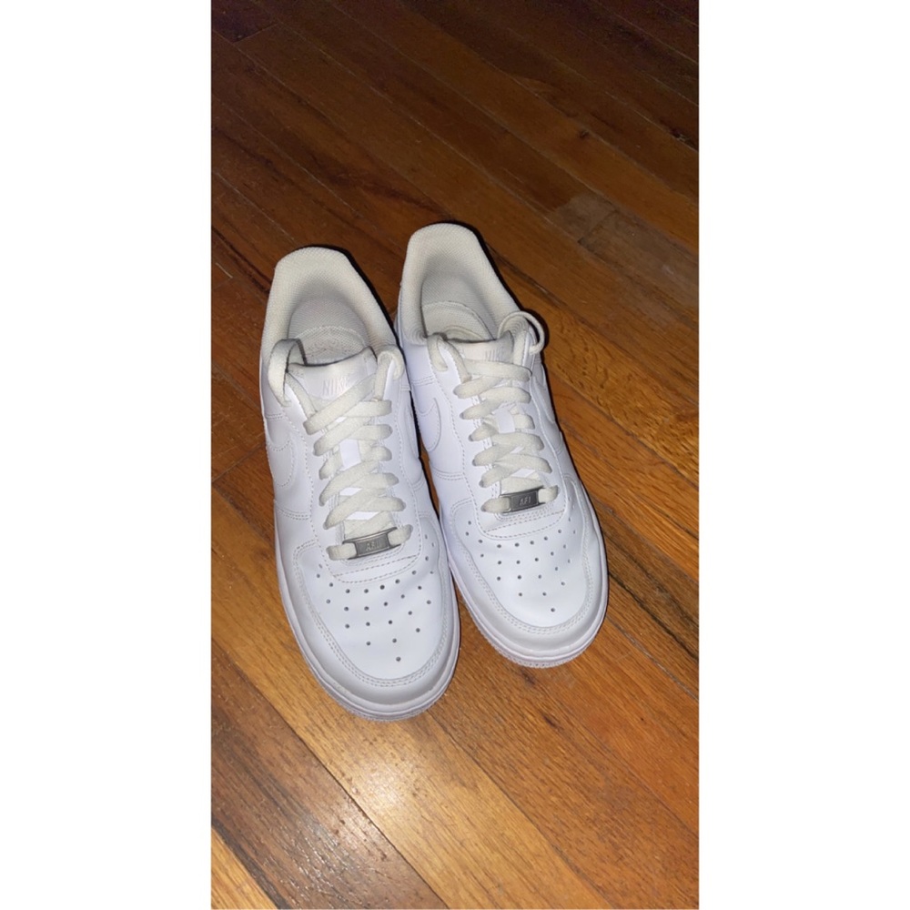 Women’s size 7 white Nike Air Force 1’s.